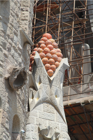 Un des pinacles sur la facade latérale, à noter que Gaudi souhaitait que tout l'édifice devait être coloré.