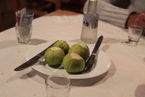 La surprise de Irini Sarry pour terminer le repas, le raki accompagné de figues fraîches.