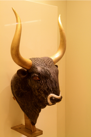 Rhyton (vase) en forme de tête de taureau venant du palais de Cnossos (1600-1500 av JC). Musée d'Héraklion.