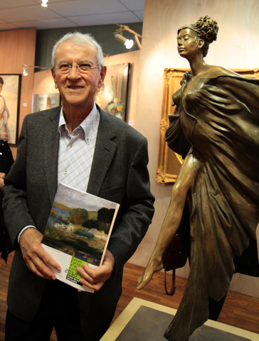 Michel Chevalier en compagnie de son oeuvre préférée, "Envol" bronze de Kristoff Antier.