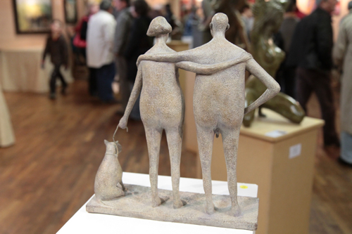 "Couple au chien" de Lucette Brandy, de leur 29 cm ils contemplent les visiteurs en toute simplicité...