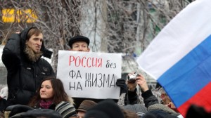 Photo: AFP/Alexey Sazonov  Un homme tient une affiche disant : « La Russie sans fascisme », lors de la manifestation de Moscou.