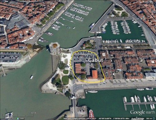 Le Gabut, un quartier dans le vieux port de La Rochelle. C'est un quartier en rénovation où des batiments attendent une nouvelle affectation. Nombreux sont les Rochelais qui souhaitent que des artistes en résidence occupent cette friche.