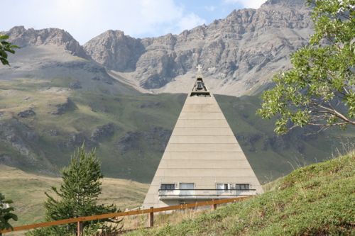 La pyramide-chapelle construite par EDF après l'engloutissement de l'Hospice par les eaux du barrage
