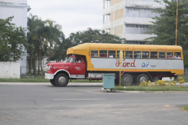 Le jaune arrive avec ce bus à Pinar del Rio