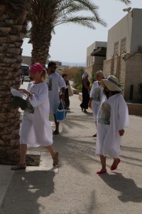 Ces pélerins se dirigent vers le Jourdain, une tunique blanche pour le baptême.