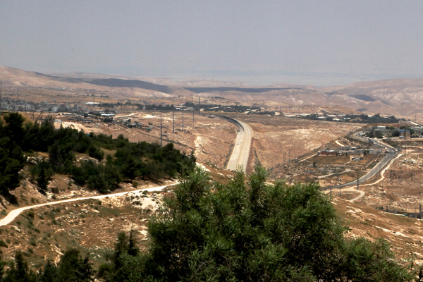 Au centre de la photo, le mur.Direction est de Jérusalem