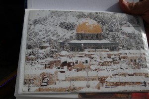 L'une des pages du cahier de Jamel, une carte postale du Dôme du rocher sous la neige