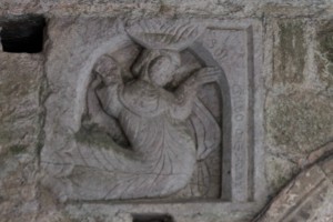 Le bas relief de gauche : Le soleil