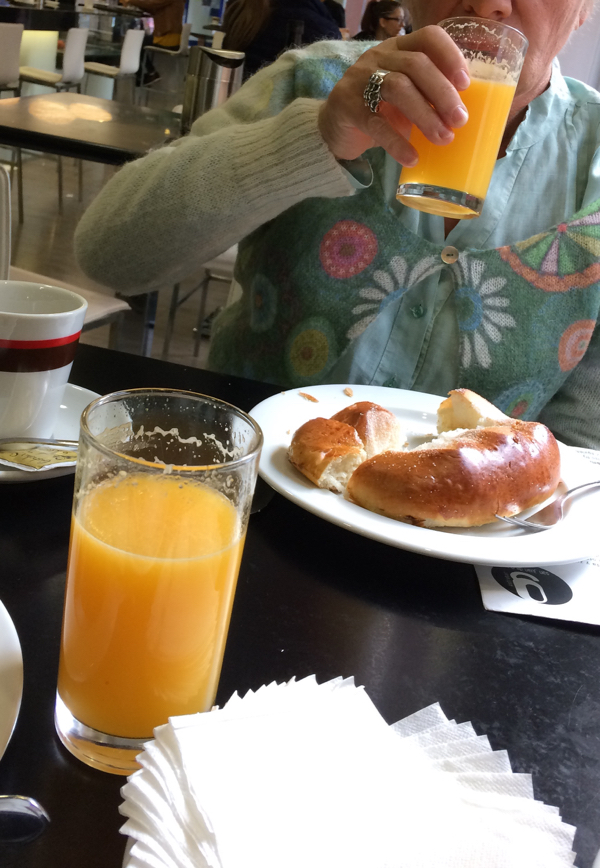 Le verre de Vrai jus d'orange dans l’ambiance des gens allant au travail