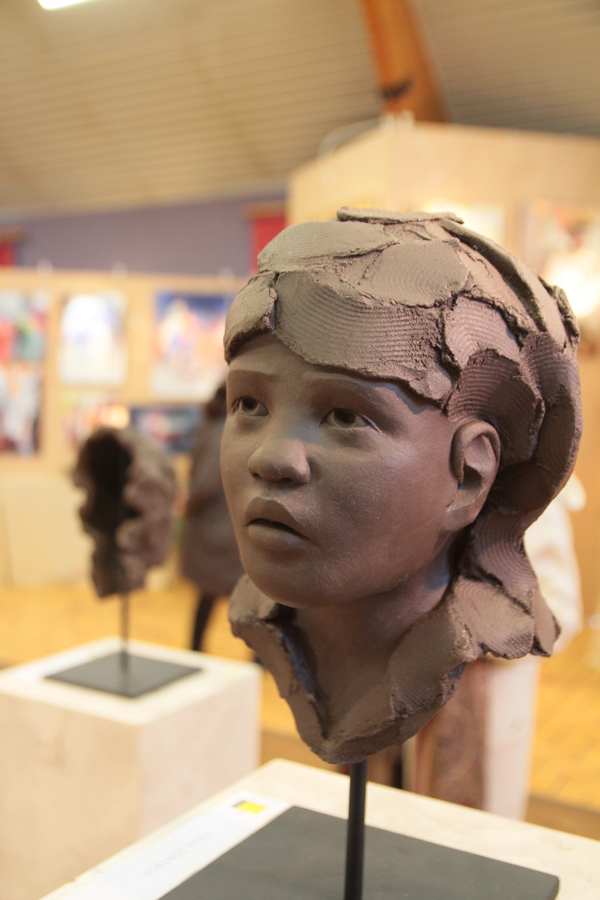 "Enfant soldat", grès chamotté de Clhoé Sontrop. Cette jeune artiste née à Auxerre en 1989 est la benjamine des exposants. 