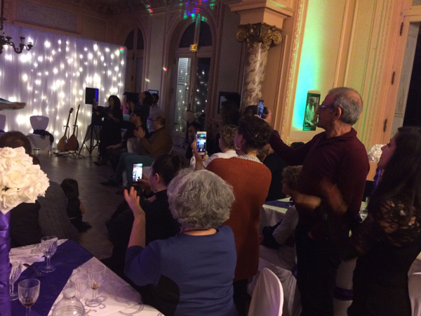 A la soirée photographier la danseuse orientale, un des moments forts. En arrière sur le mur mes photos...